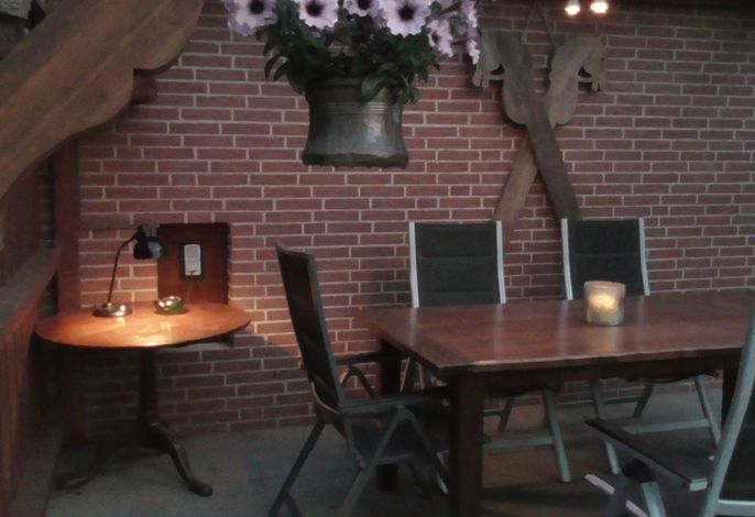 mit überdachter Terrasse und Carport .1