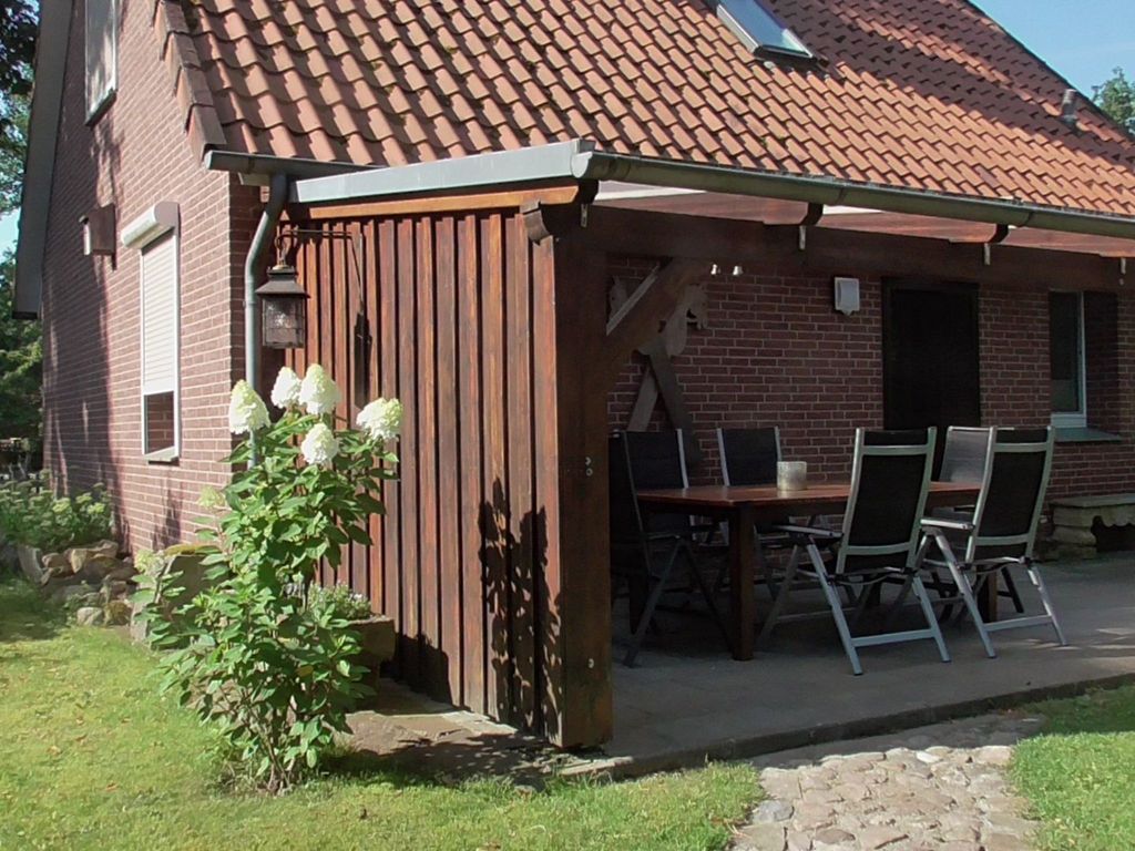 mit überdachter Terrasse und Carport