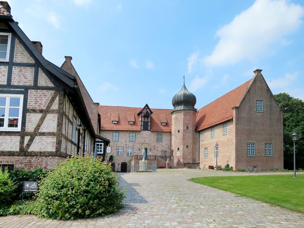 mit Terrasse und kleinem Garten