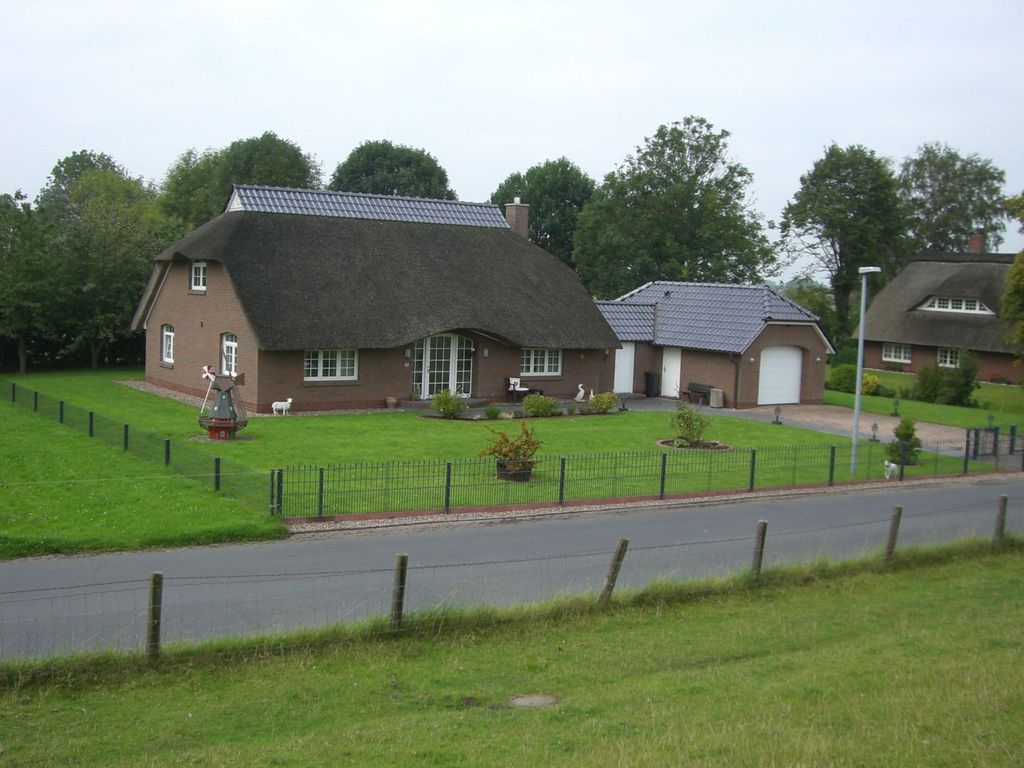 BUT 79 - Reetdach-Ferienhaus am Deich