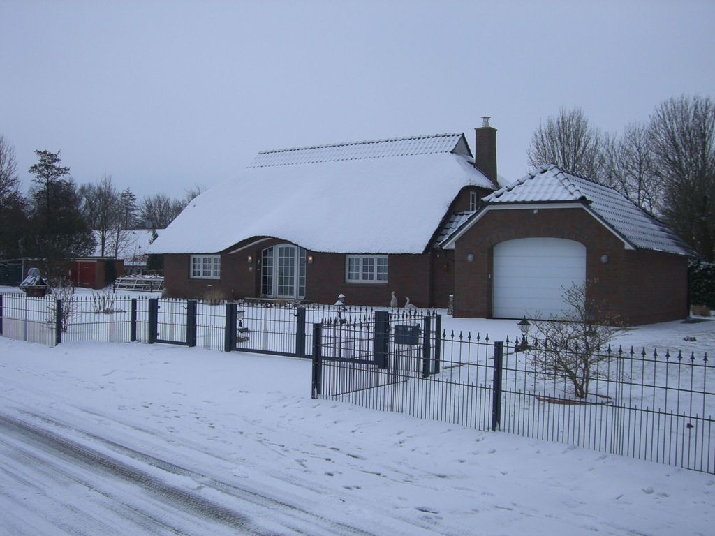 BUT 79 - Reetdach-Ferienhaus am Deich