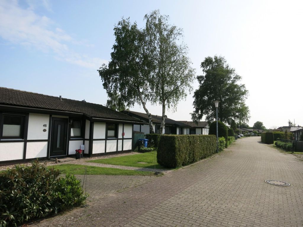 in Burhave mit Terrasse und Grill