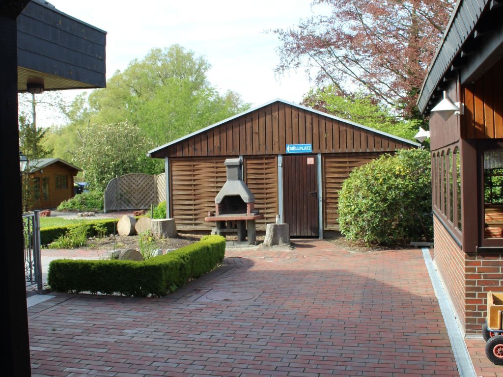 Geräumige Ferienwohnung in Burhave mit Grill, Garten und Pool