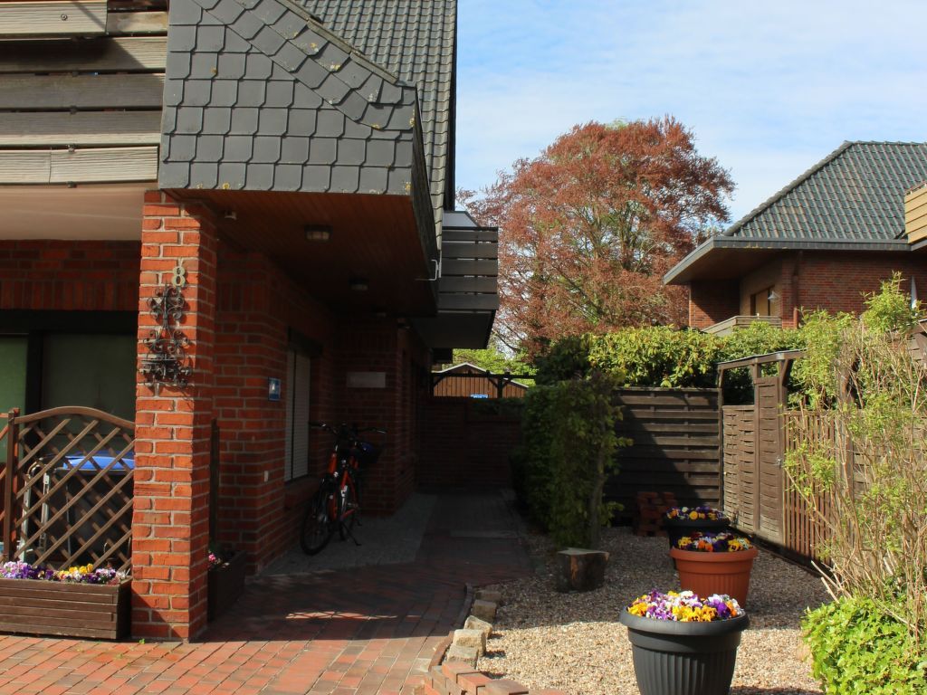 Geräumige Ferienwohnung in Burhave mit Grill, Garten und Pool