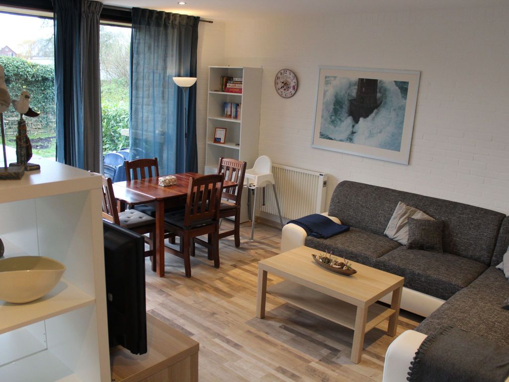 Schönes Ferienhaus in Tossens mit Schönem Garten