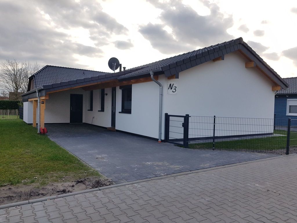 umzäumt und mit Garten