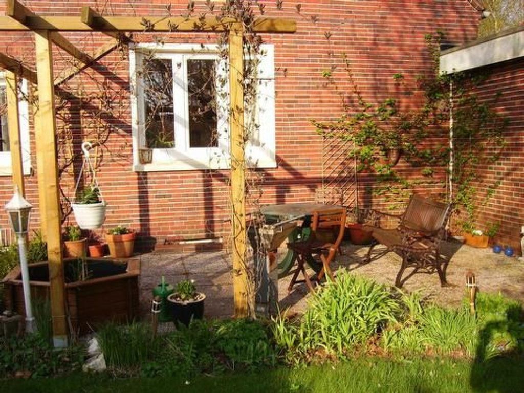 in Norden mit großem Garten