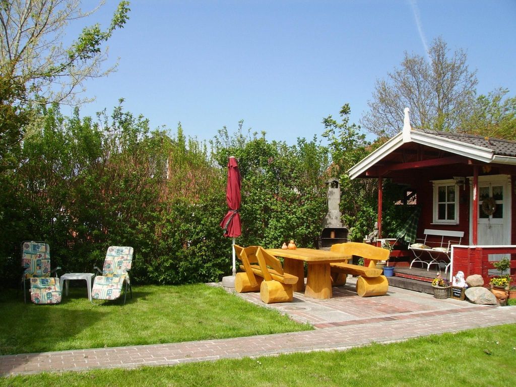 mit Garten und Gartenhaus
