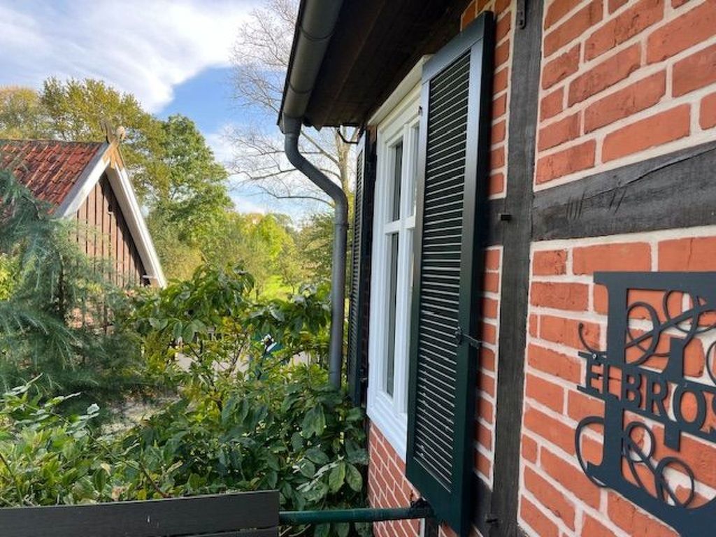 Haus Elbrose inmitten von Rosen mit Elbdeichzugang