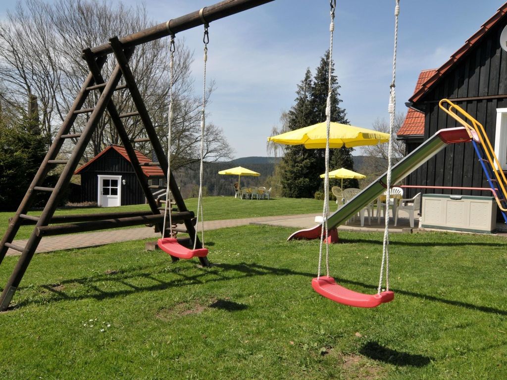 mit Garten und Spielplatznutzung