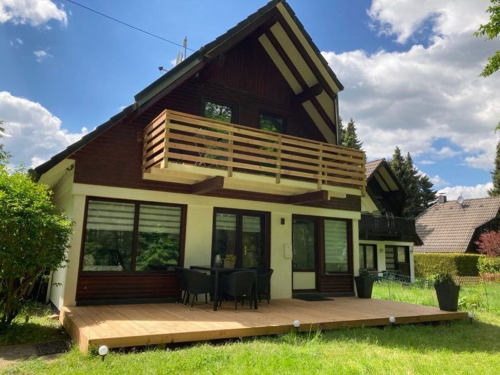 Idyllisches Ferienhaus mit Balkon und Garten