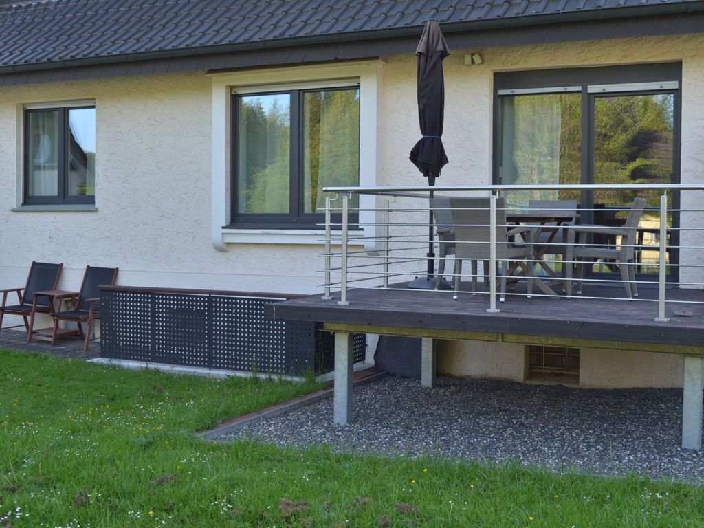 mit Terrasse und Parkplatz