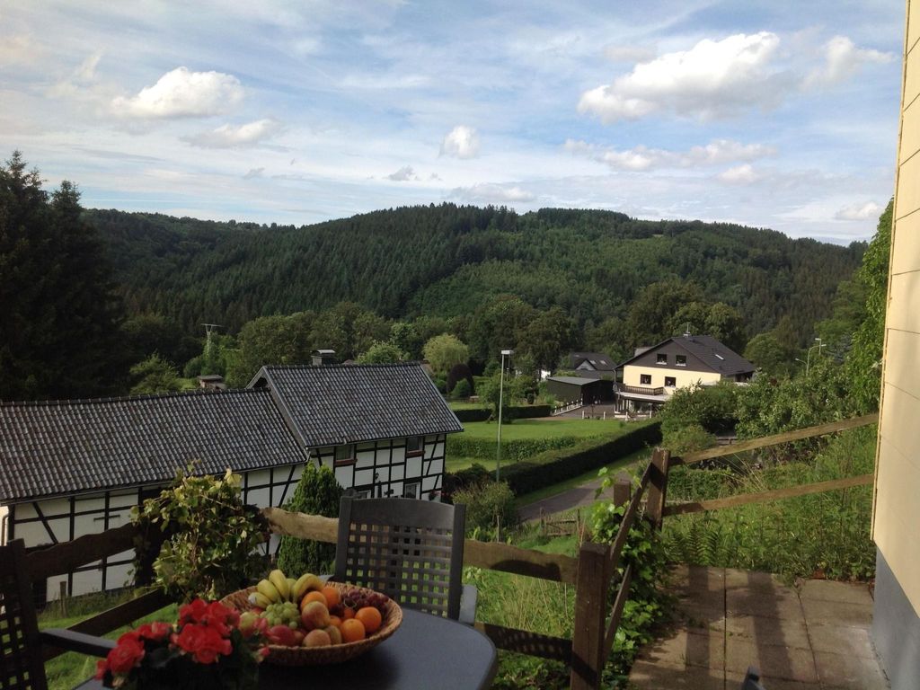 Großes, modernes Ferienhaus mit Terrasse