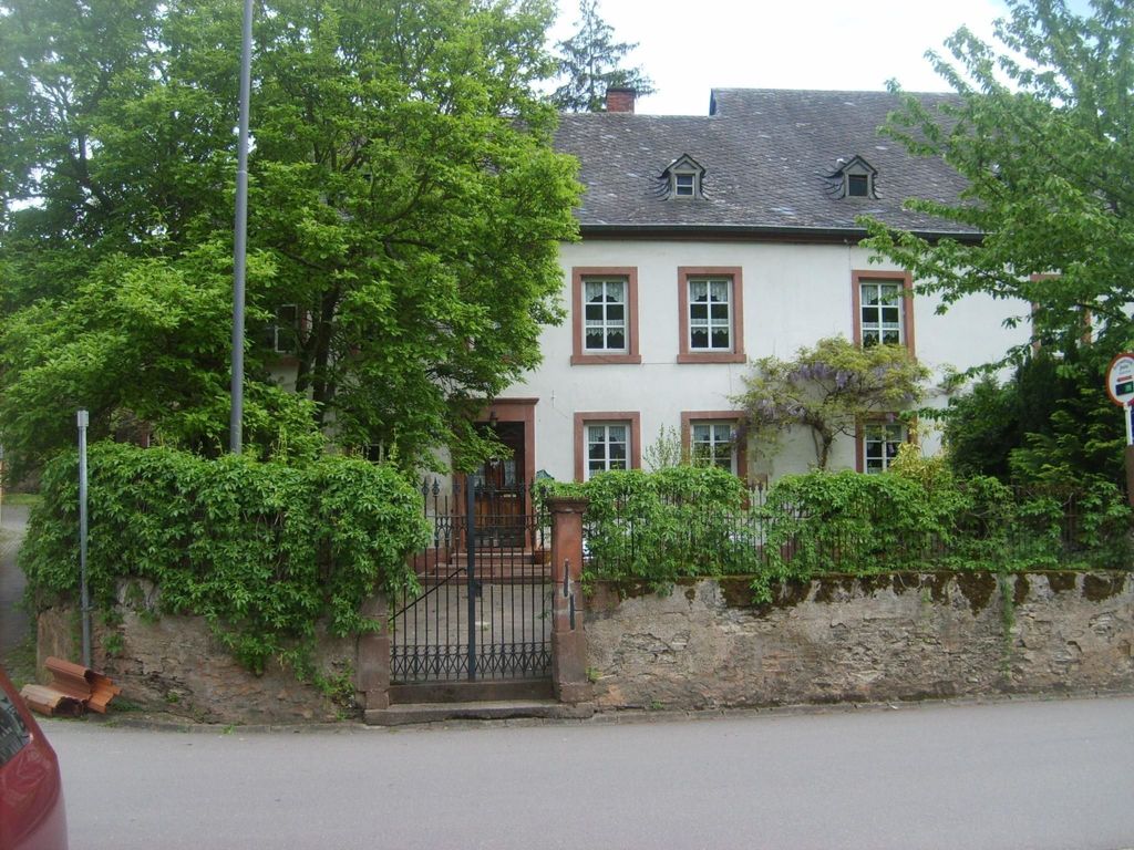 mit Garten und Parkplatz