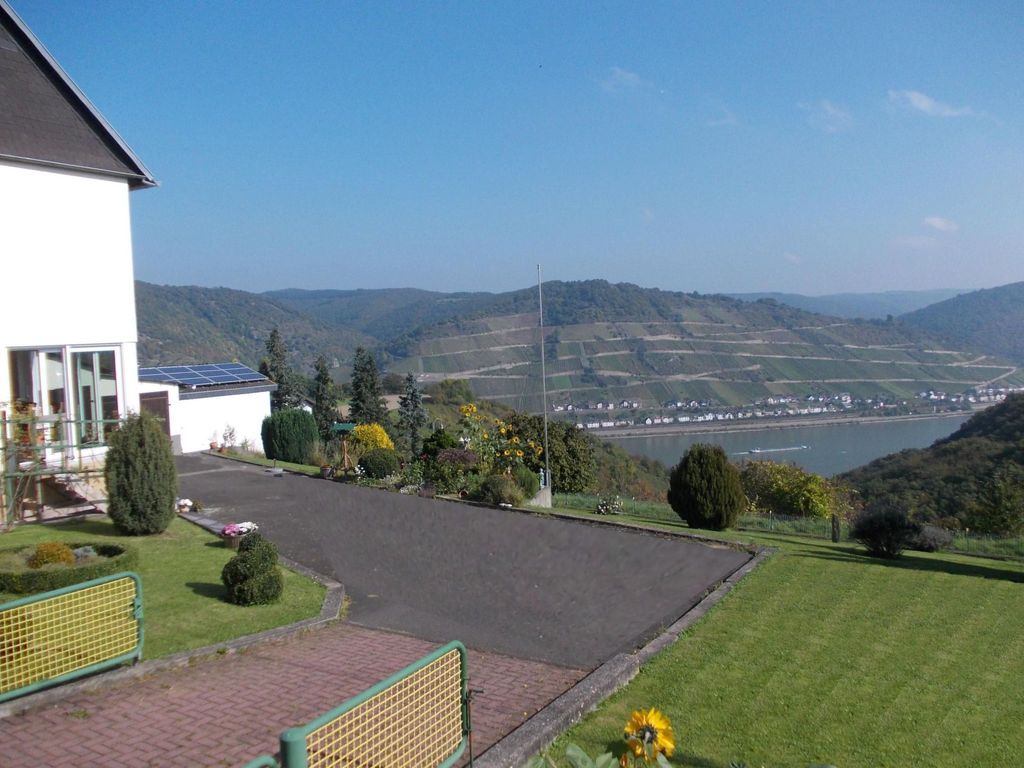 mit Balkon und Rheinblick