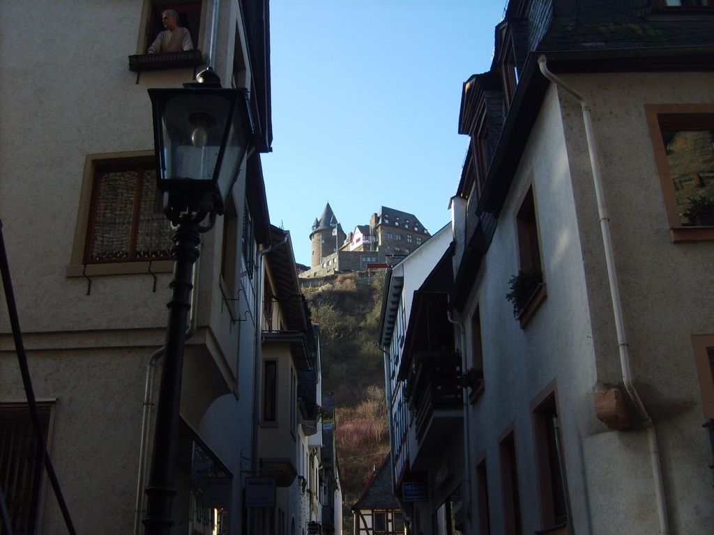 mit Balkon und Rheinblick