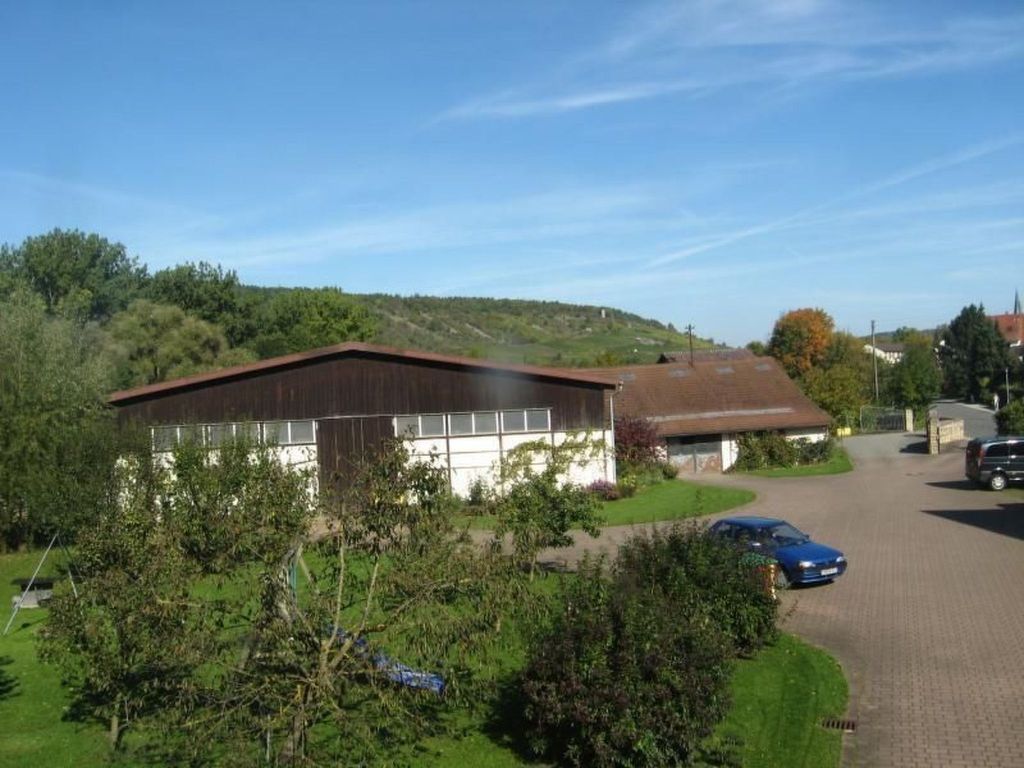 mit Terrasse und Parkplatz