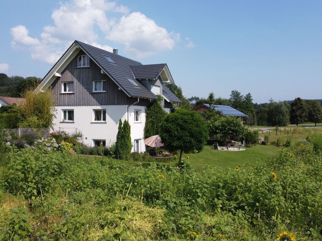 Appartement in Beuren mit Terrasse und Grill