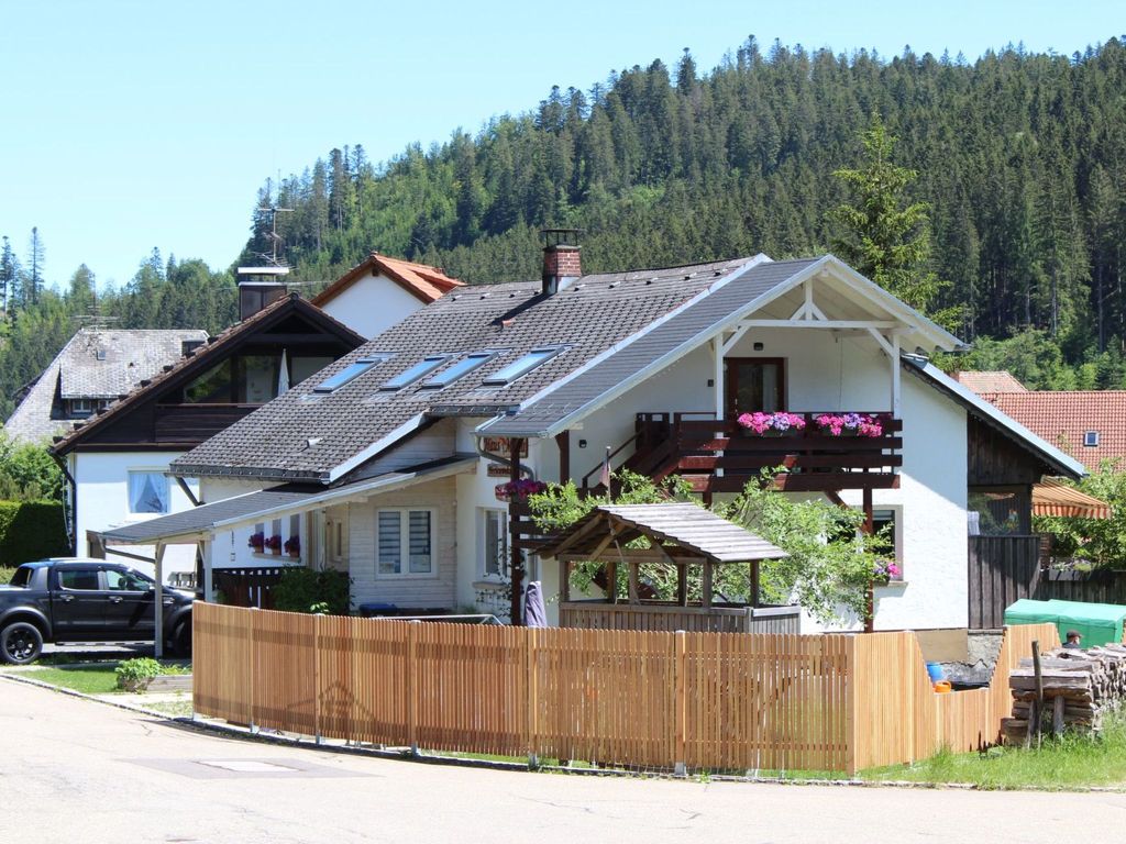 Haus Maria Hochschwarzwald, Garten umzäunt, Wald