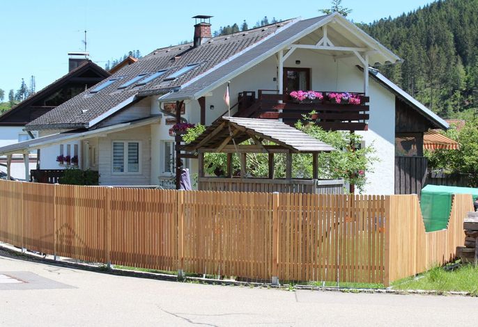 Haus Maria Hochschwarzwald, Garten umzäunt, Wald