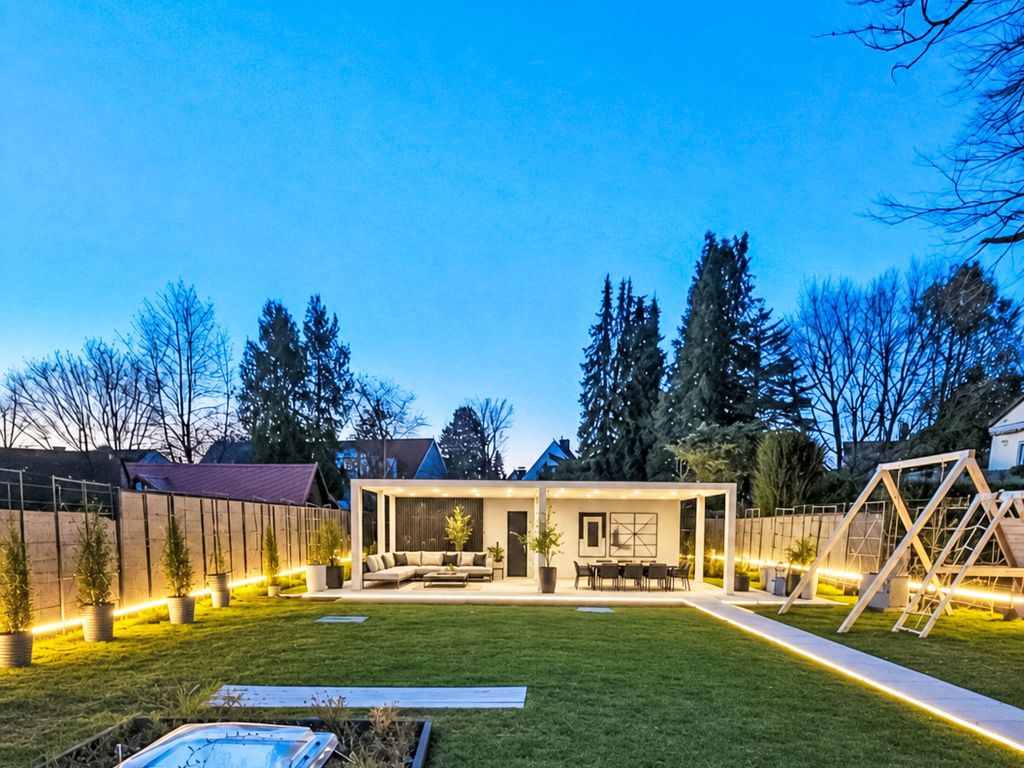 Luxurious large Home, Pool , Garden , Koi Pond