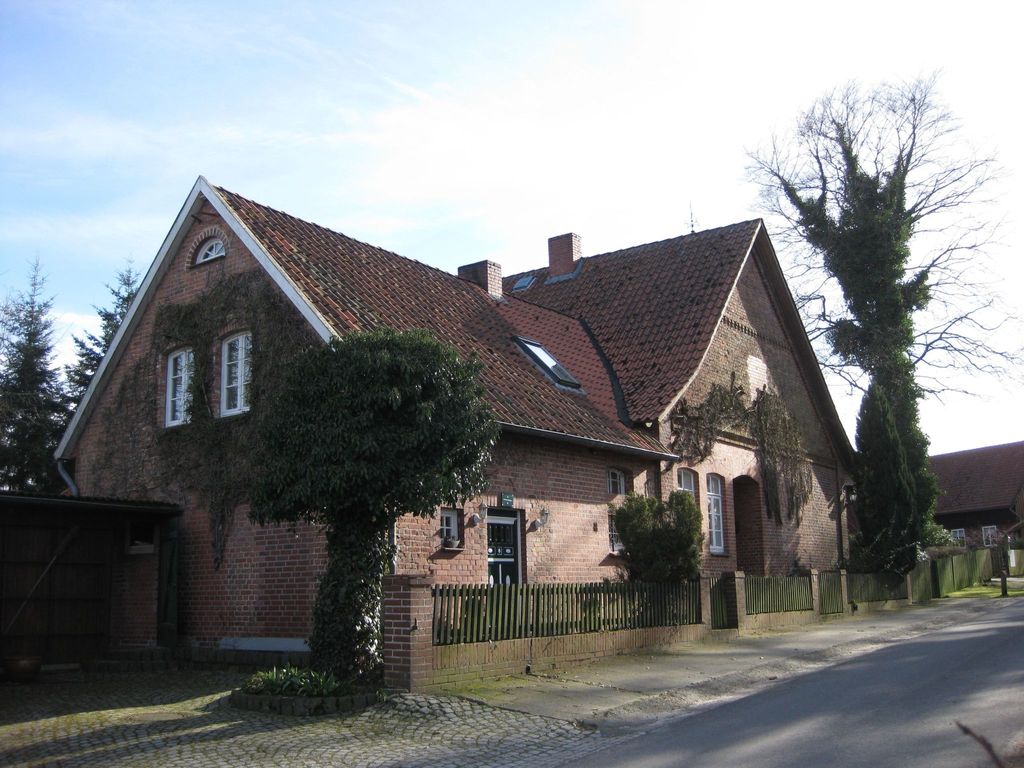in ehemaliger Dorfschule am Dorfrand