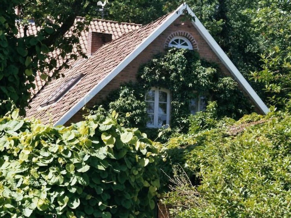 in ehemaliger Dorfschule am Dorfrand