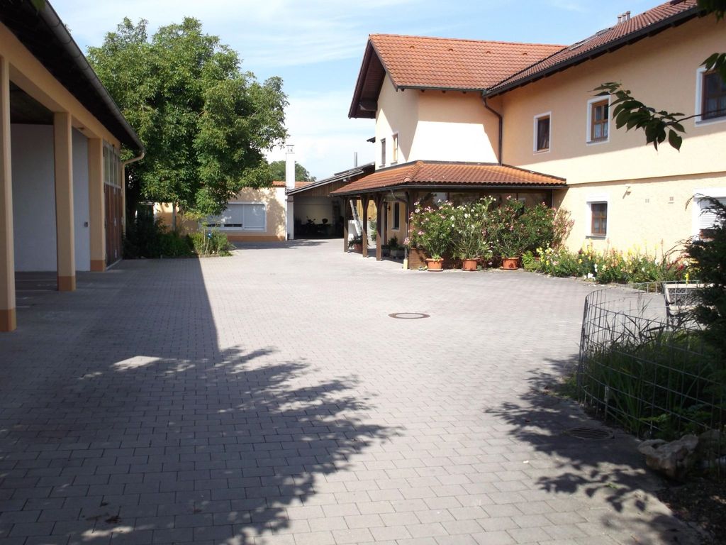 Appartementhaus mit Balkon und Gemeinschaftsgart