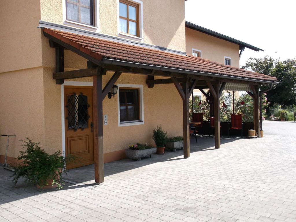 Appartementhaus mit Balkon und Gemeinschaftsgart