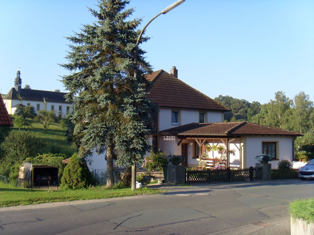 mit Blick zur Wallfahrtskirche