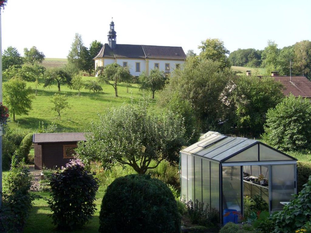 mit Blick zur Wallfahrtskirche
