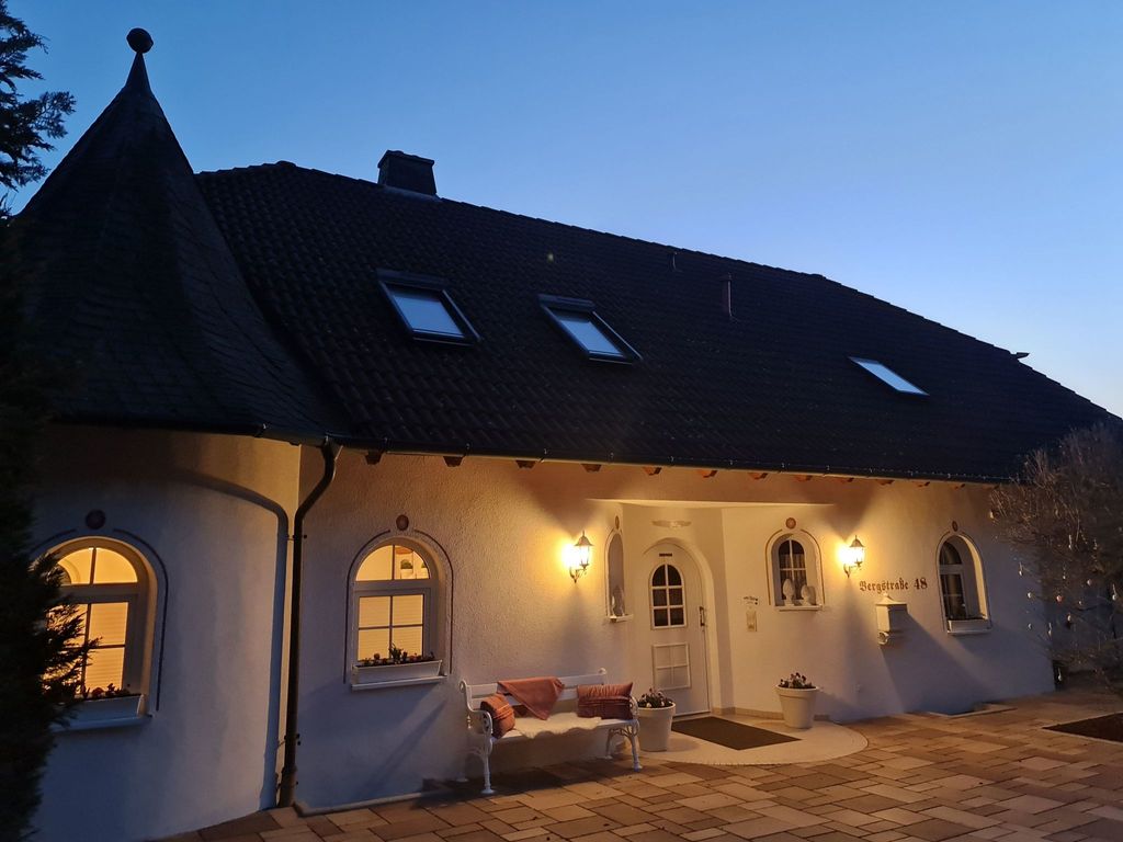 Dreibettzimmer mit Lounge-Terrasse und Garten