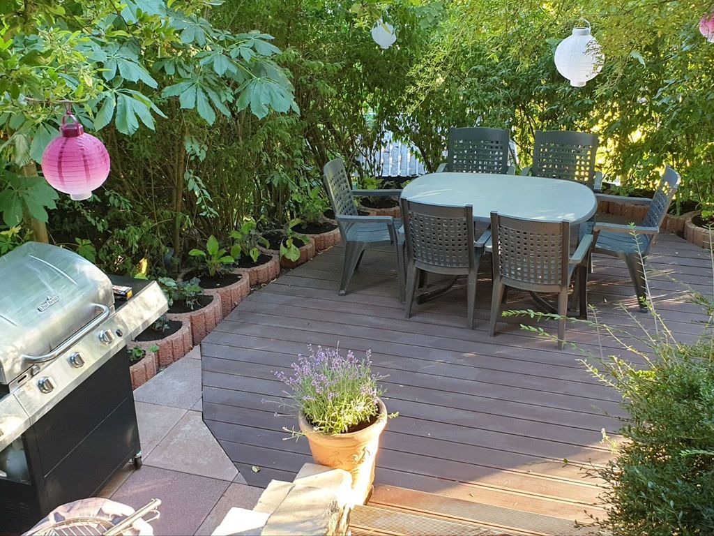 Dreibettzimmer mit Lounge-Terrasse und Garten