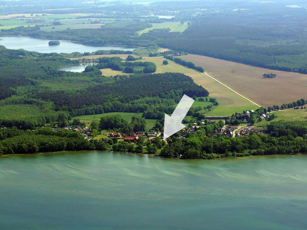 Seegang mit eingezäuntem Grundstück