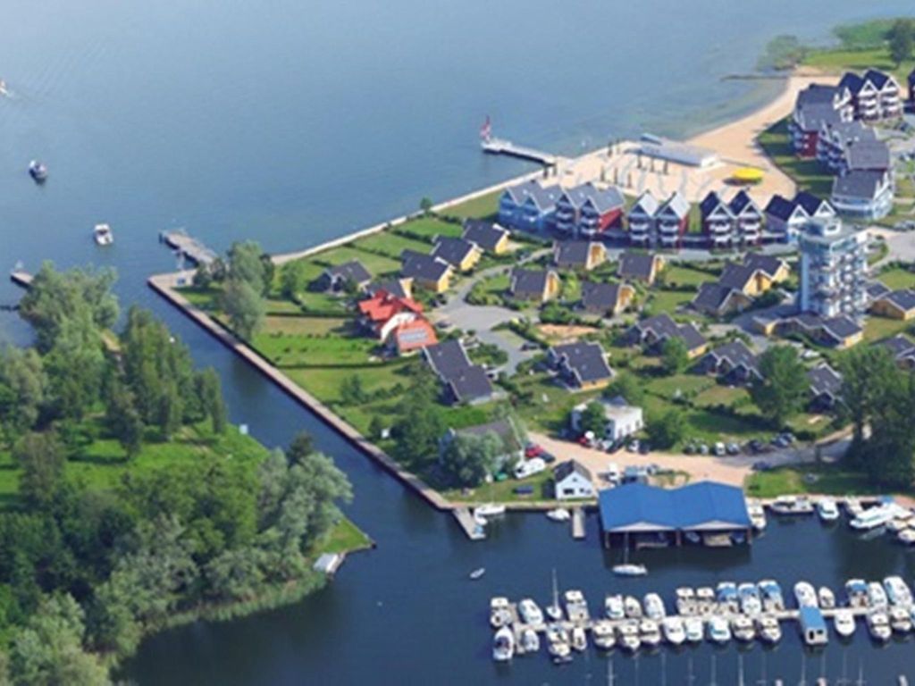 am Wasser mit Terrasse und Kaminofen