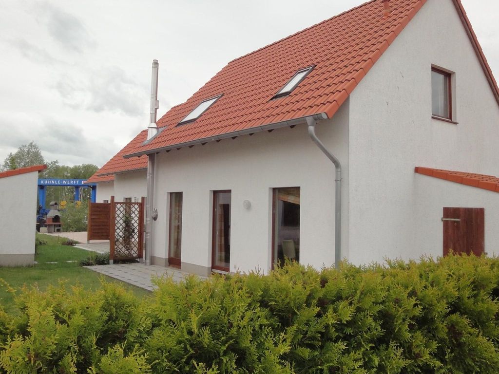 am Wasser mit Terrasse und Kaminofen