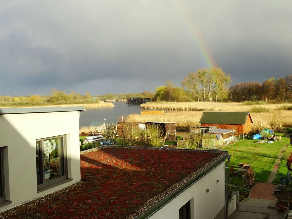 Gemütliches Dachgeschoss-Apartement mit Seeblick und großem Garten am Wasser
