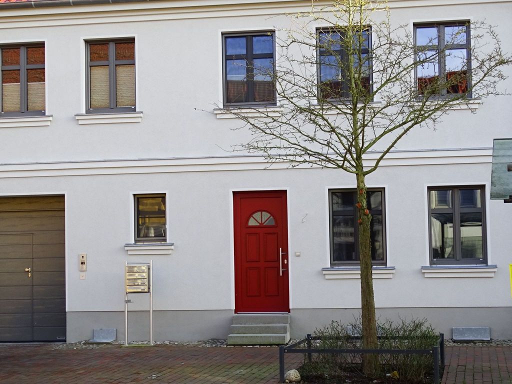 Gemütliches Dachgeschoss-Apartement mit Seeblick und großem Garten am Wasser