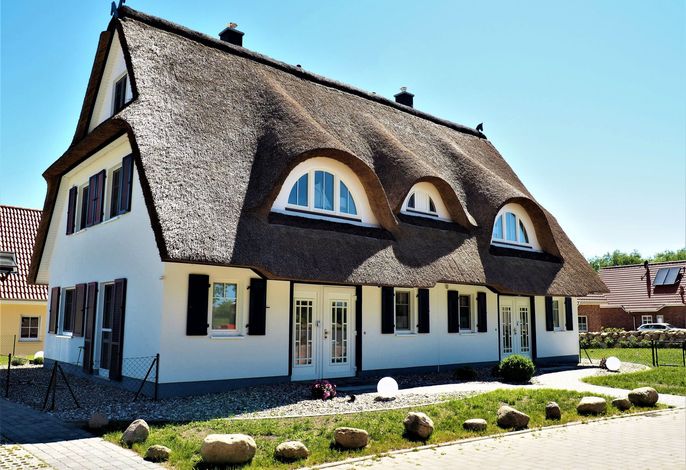 Traumhafte Reetdach-Doppelhaushälfte mit Garten – Foto 1