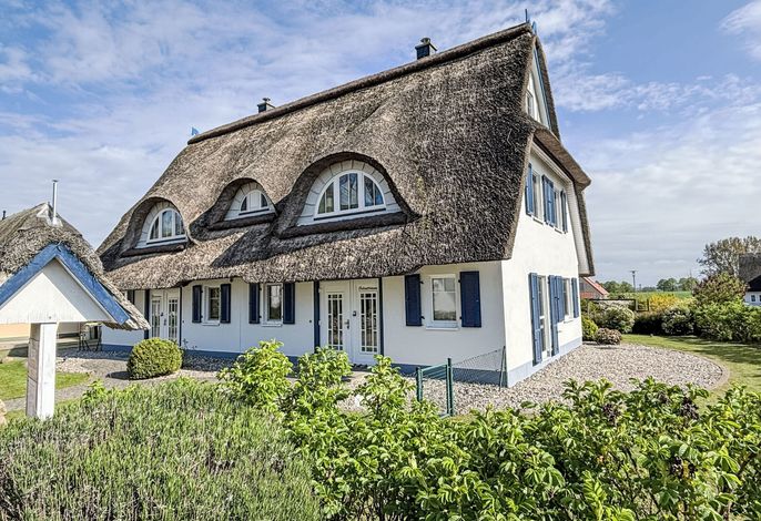 Traumhafte Reetdach-Doppelhaushälfte mit Garten