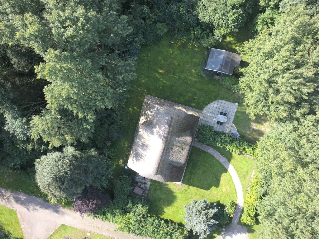 Idyllisches Reetdachhaus mit großem Garten