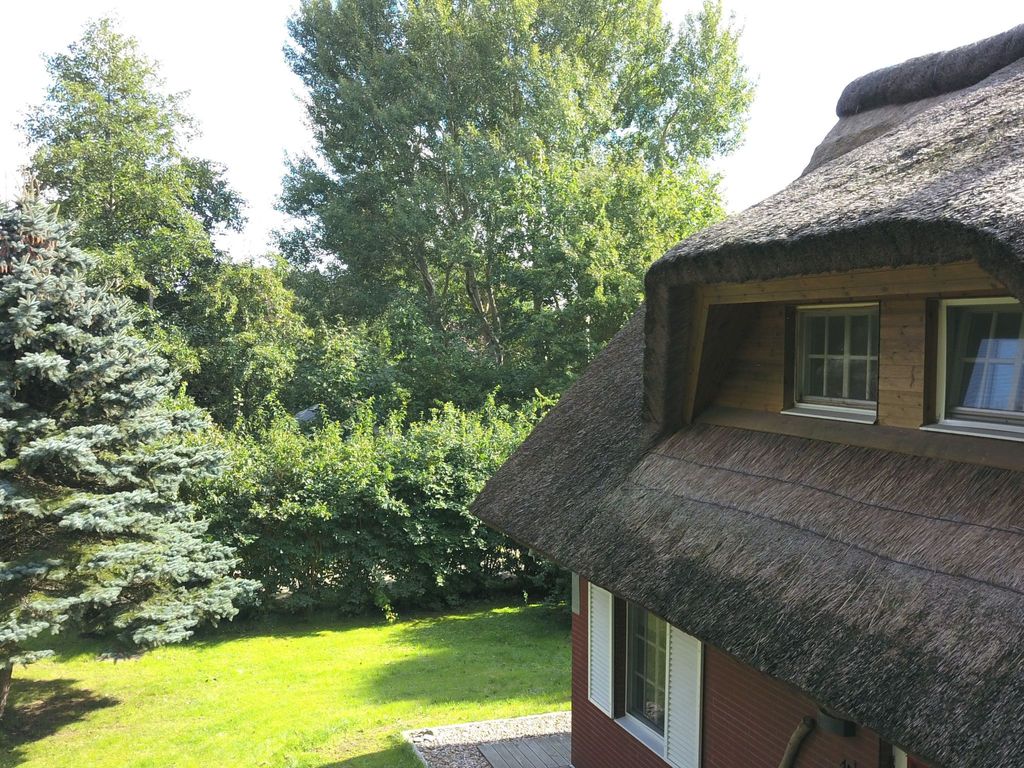 Idyllisches Reetdachhaus mit großem Garten