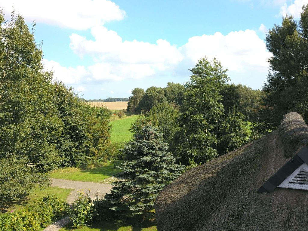 Idyllisches Reetdachhaus mit großem Garten