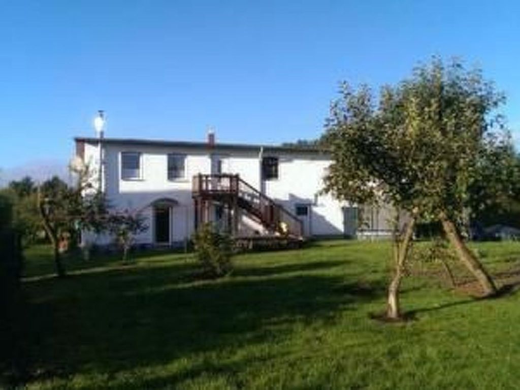in Vorland mit Grill und Garten