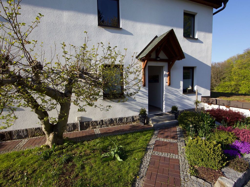 Helle und moderne Ferienwohnung mit Terrasse