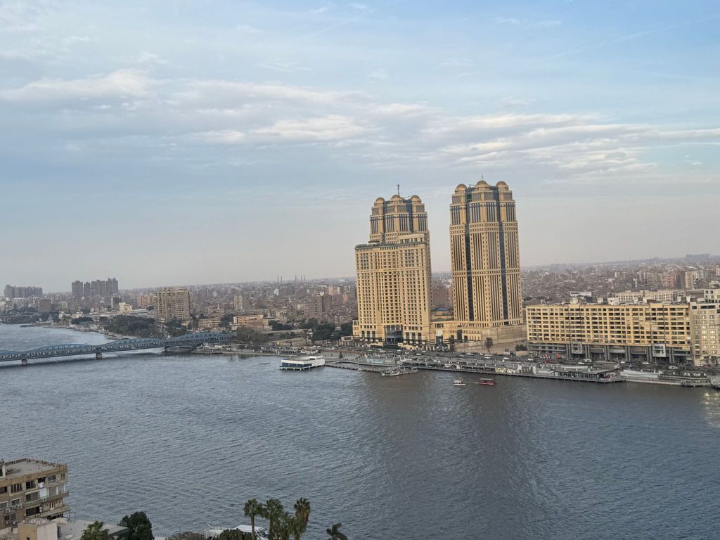 Fenster der Wohnung mit Blick auf den Nil in Kairo