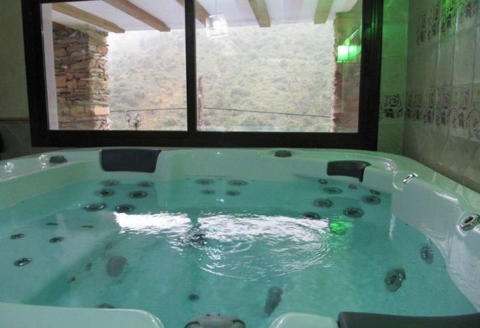 Haus mit integrierter Felswand und Jacuzzi