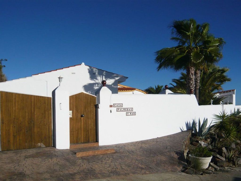 Casa Palmeras in Sayalonga mit Gepflegtem Garten