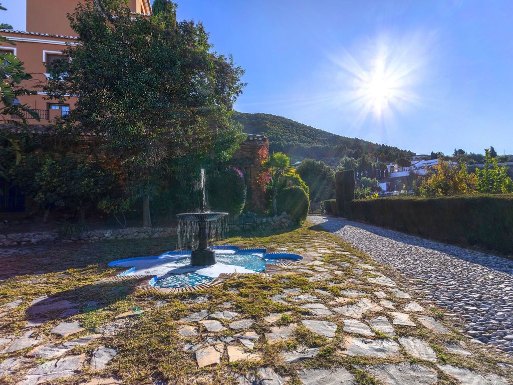 Beheiztes Hallenbad und Freibad