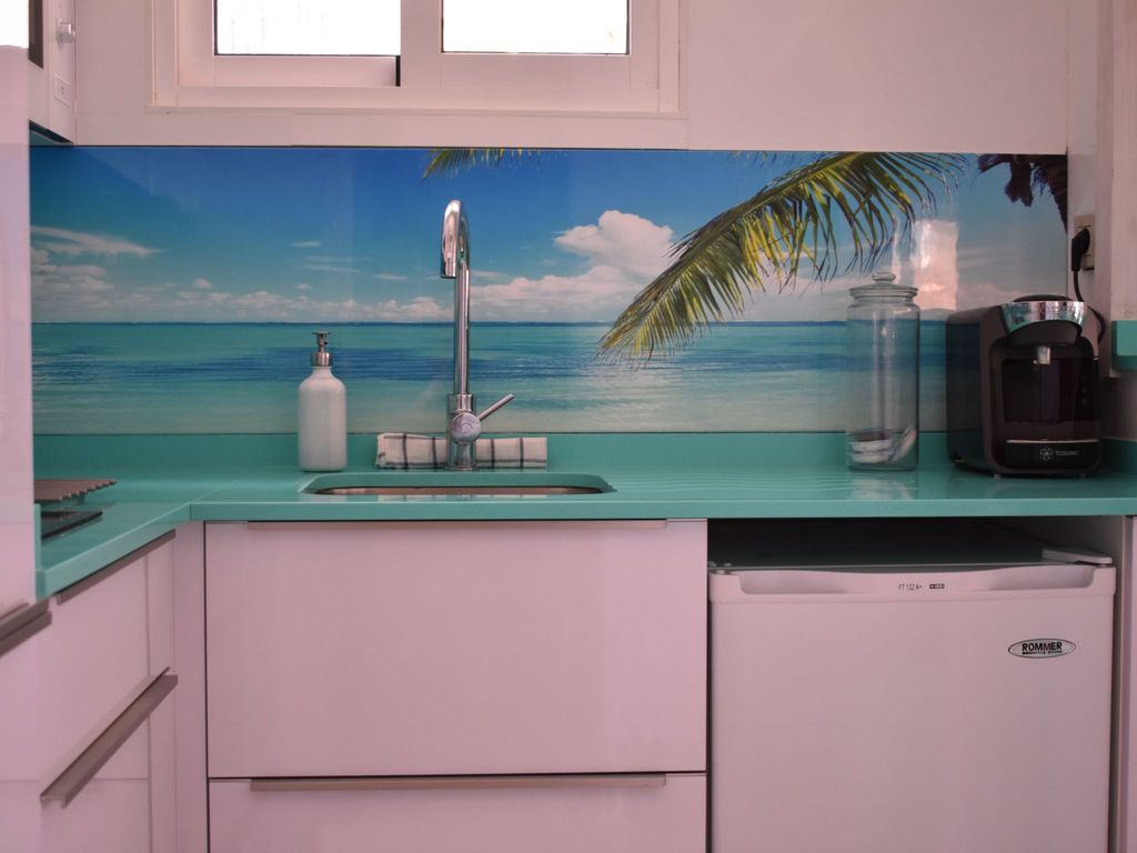 Helle und renovierte Ferienwohnung mit Balkon und tollem Blick auf das Meer